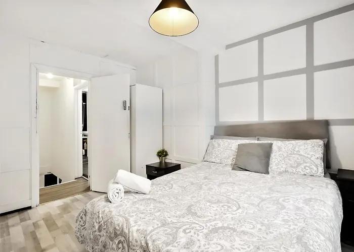 Perfectly Located, Cozy Double Room In City Of London