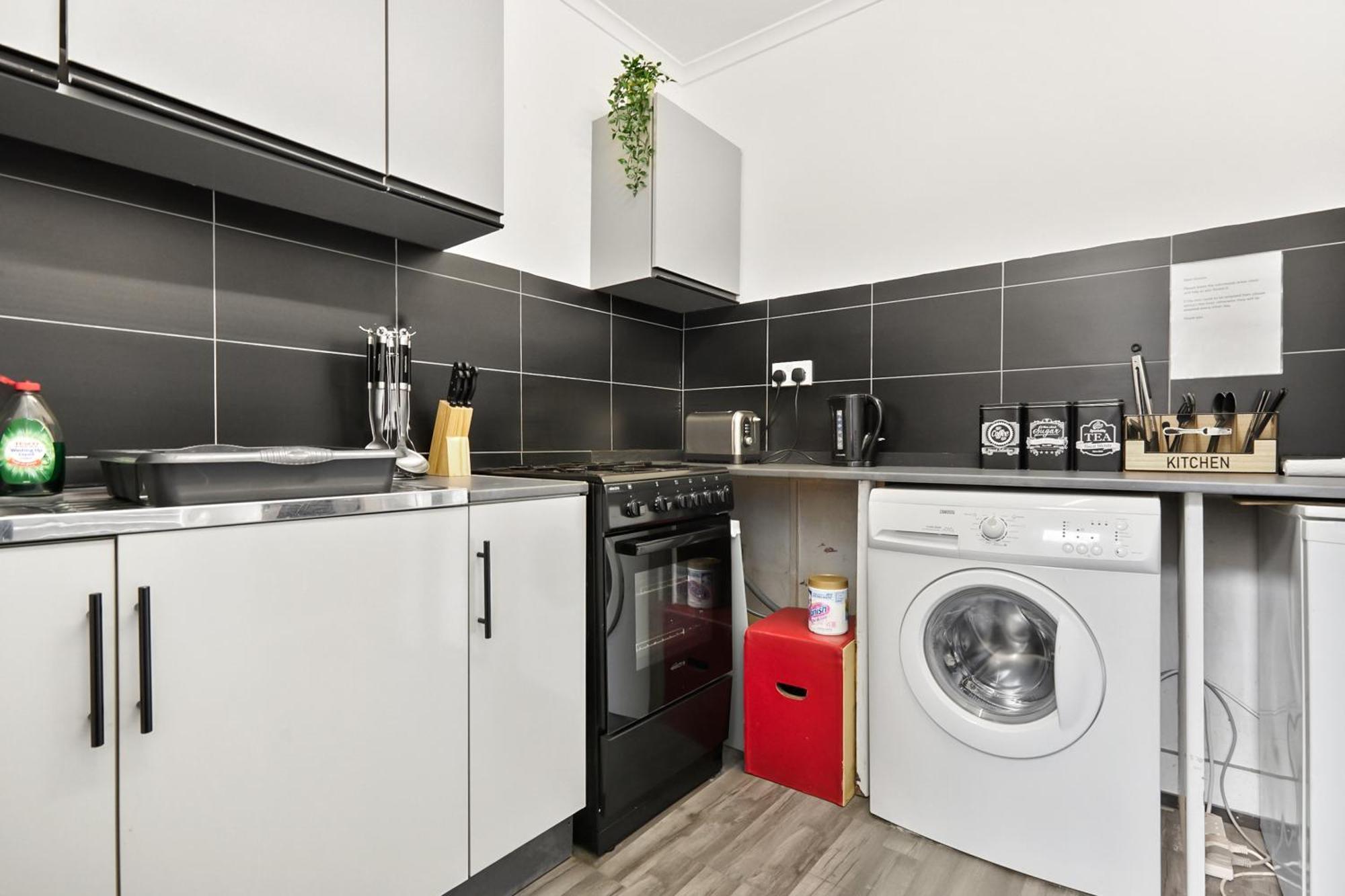Perfectly Located, Cozy Double In Of Homestay London