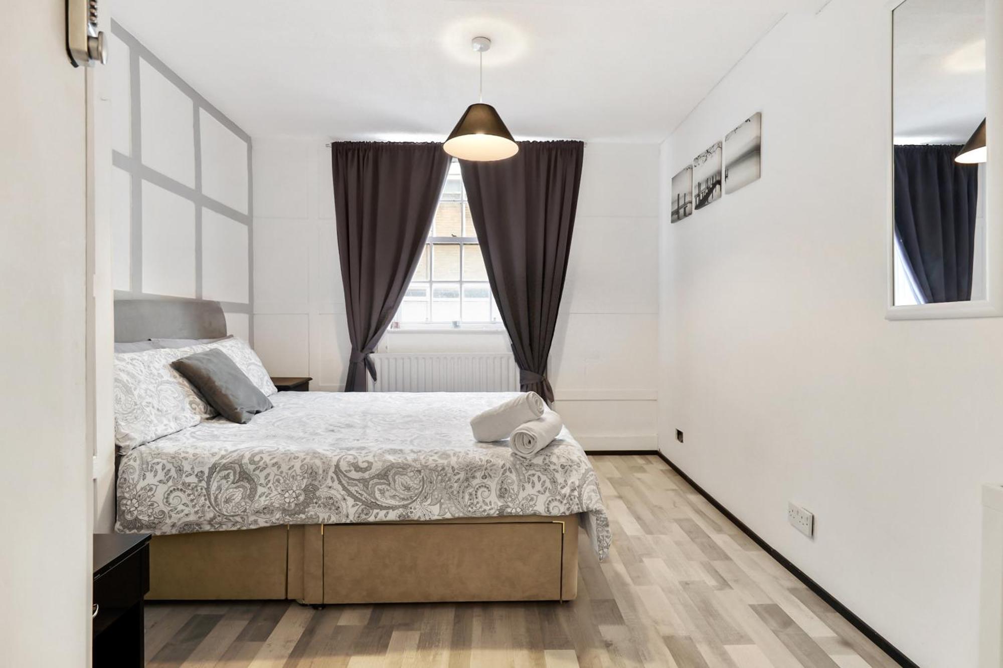 Perfectly Located, Cozy Double In Of London