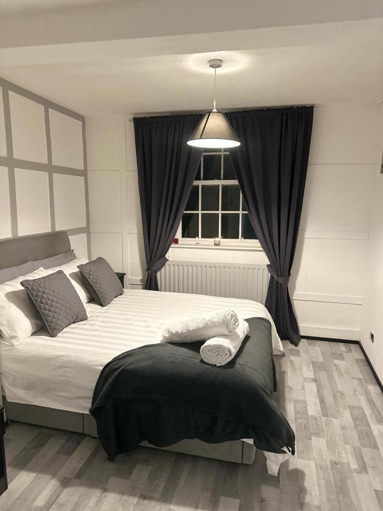 Perfectly Located, Cozy Double In Of Homestay London
